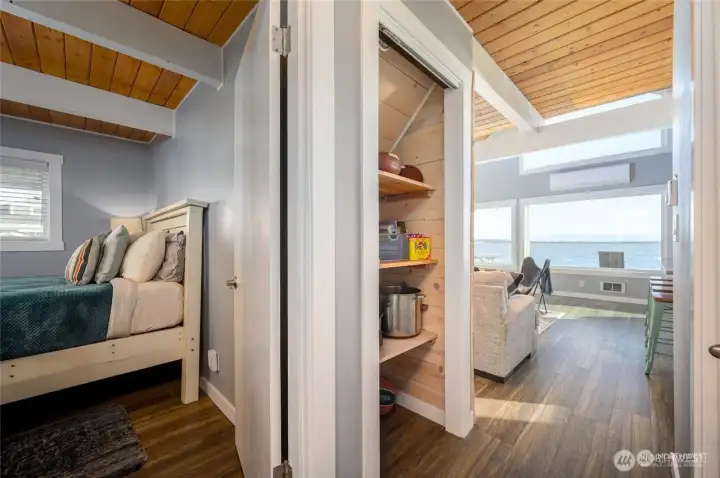 Hallway to the bath and bedrom