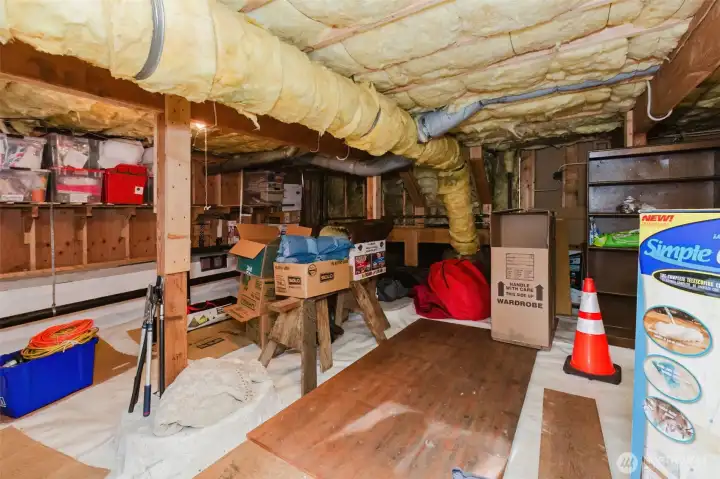 Over 500 square feet of under home storage, totally insulated and plastic. Dry and Clean as a whistle!