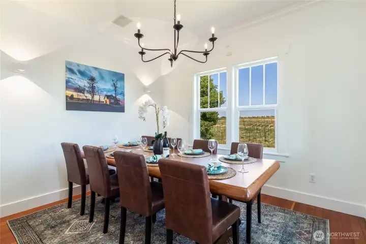 Dining room can seat 10