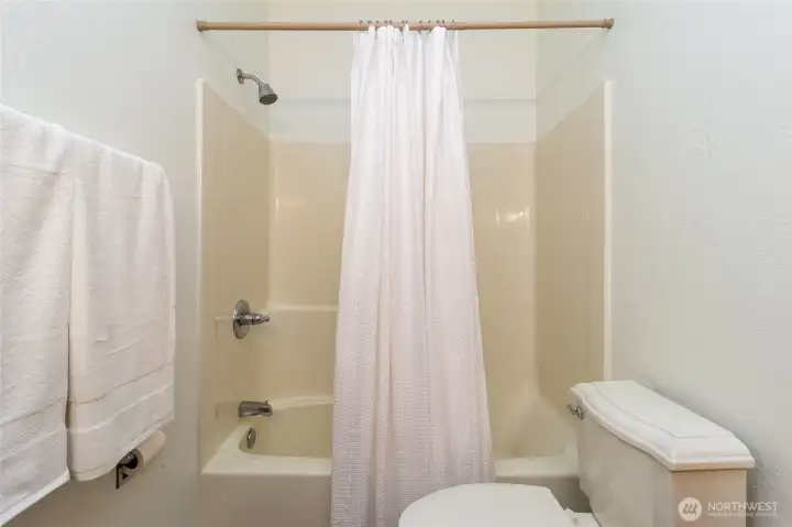 Main level shower/tub