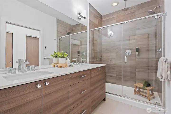 Primary en-suite bathroom.