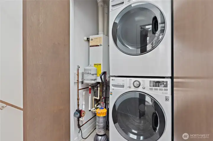 In unit washer & dryer.