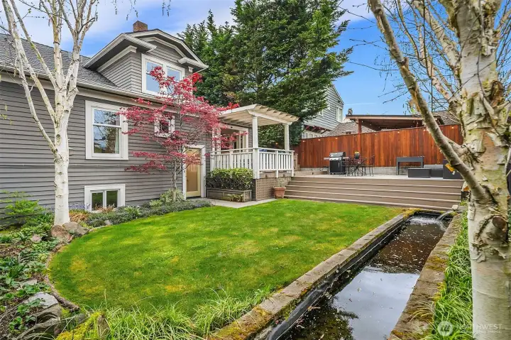 Lust and sunny west facing yard with lots of space to spread out!