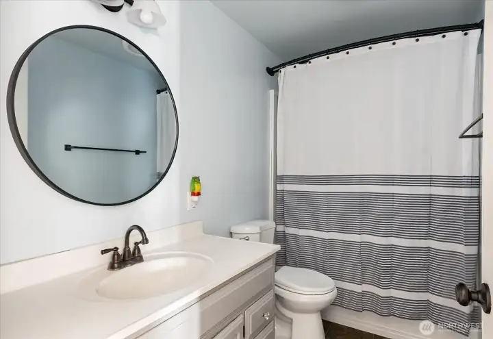 Full bath for the 2 bedrooms on main floor. Full bath for the 2 bedrooms on main floor.