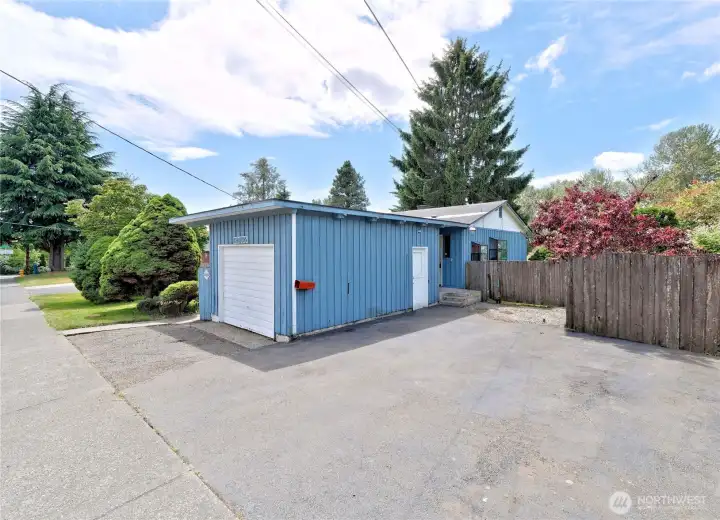 Detached garage