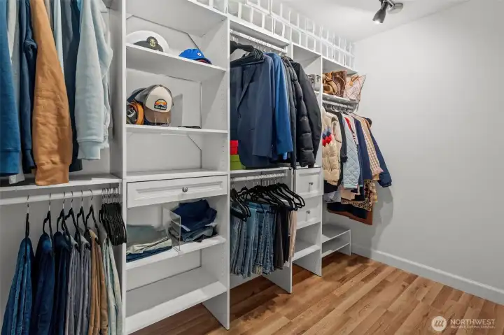 walkin closet with new system walkin closet with new system