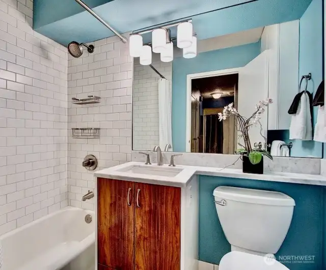 Another view of the bathroom.