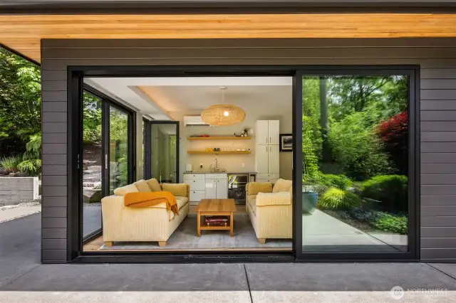Custom built and completed in 2020, the guest studio blends the indoor and outdoor spaces seamlessly.