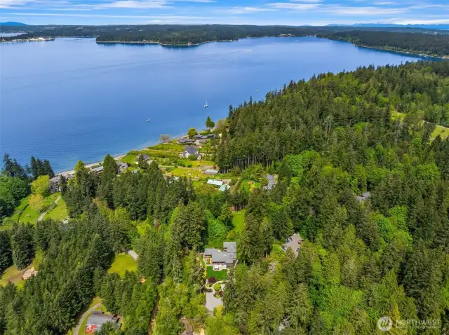 Ideally located close to Battle Point Park and the Skinner Rd Shore Access