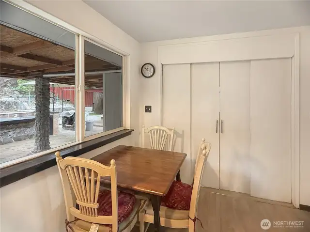 Dinging with access to mudroom.