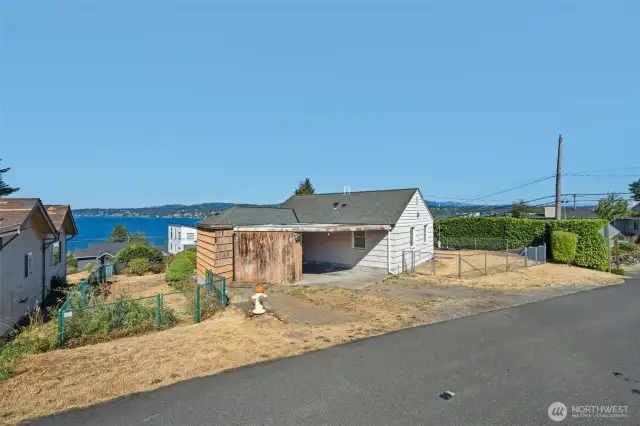 From this vantage point, the property’s close connection to Lake Washington truly stands out, showcasing a picturesque setting ready for you!