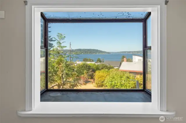 From the kitchen’s charming garden window, take in a picture-perfect view of Lake Washington—adding a daily dose of inspiration to meal prep and morning coffee alike.