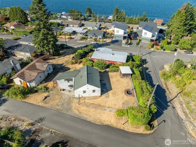 This bird’s-eye perspective of the property showcases its prime corner lot placement, fully fenced yard, and proximity to Lake Washington.