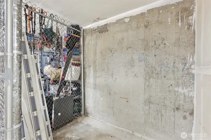 Huge secure storage  Huge secure storage space 7' x 5.5'