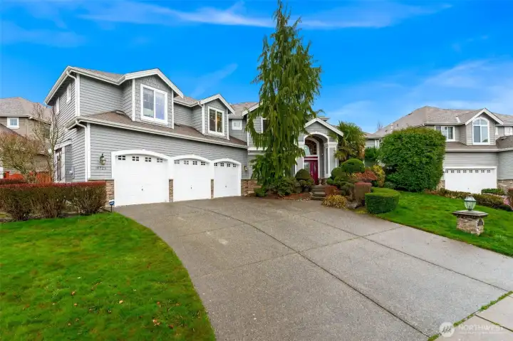 Extra-large 3-car garage has plenty of storage. Cul-de-sac with no thru traffic is an extra perk.