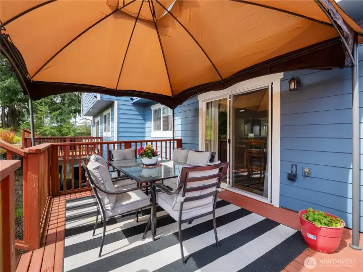 The large deck is great to enjoy warm summers evenings with friends.