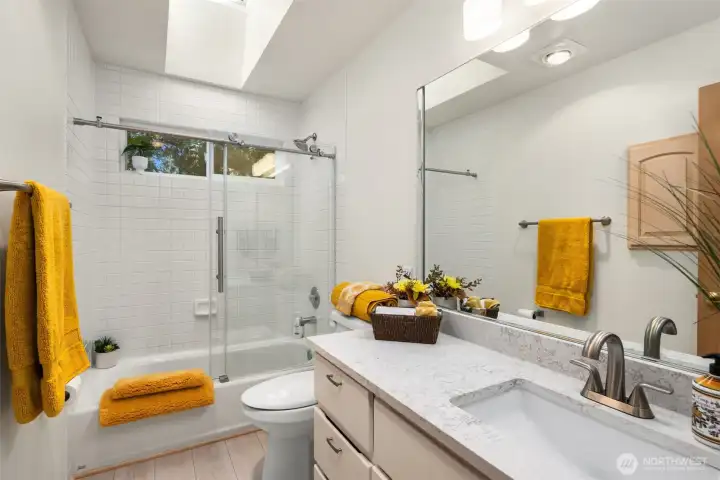Full Main Bath on the Upper level~