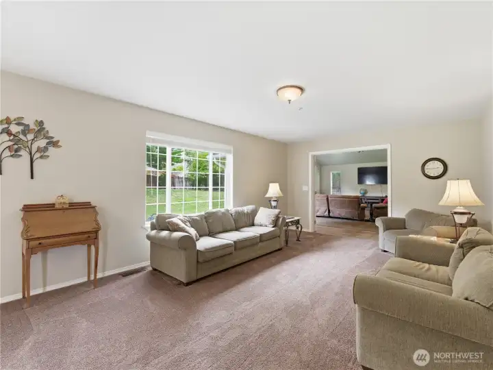 Large family room with easy access to the kitchen, ideal for hosting guests and staying connected while cooking.
