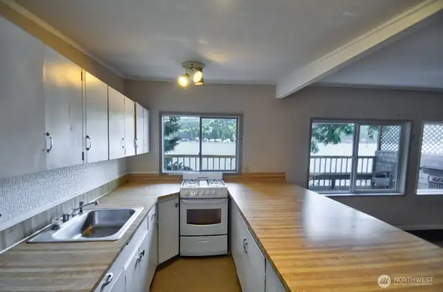 Natural light from all the windows.