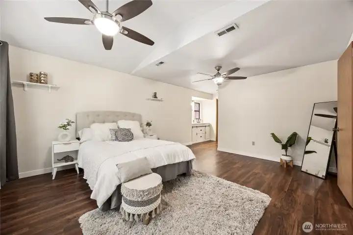 Bath off the primary