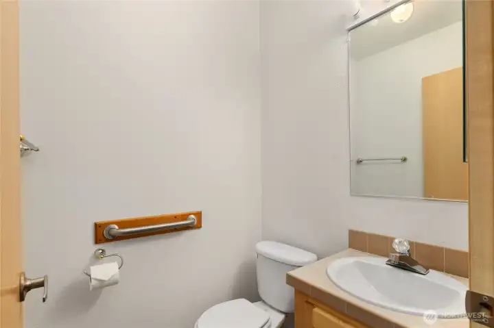 1/2 bath off mudroom