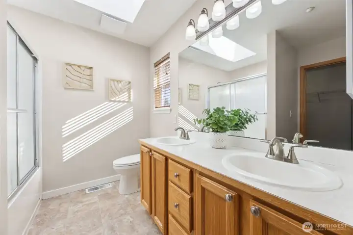 Primary bath with tub/shower combo.