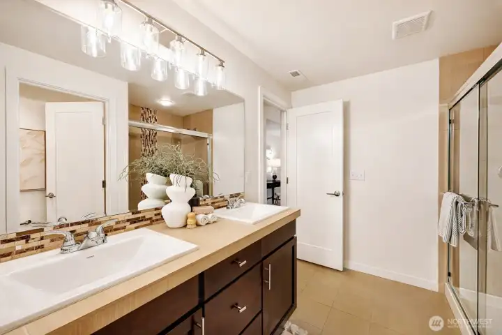 Double-sink ensuite bathroom off the primary