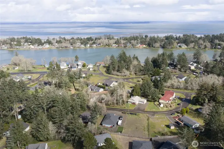 Quiet serene setting close to Duck Lake and minutes from the beach