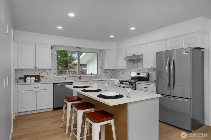 KICTHEN - MASSIVE ISLANNCE