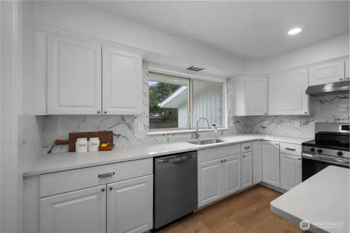 QUARTZ COUNTERTOPS, BEAUITFUL BACKSPLASH