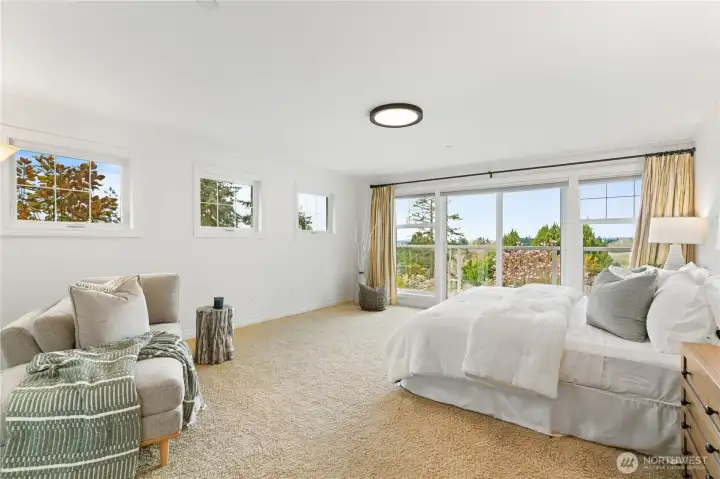 Oversized w/Sitting Area