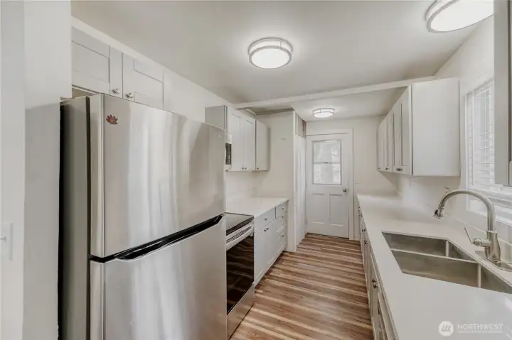 Inviting kitchen boasting quartz counters, stainless steel appliances, and excellent flow to the open-concept living area. Ideal for family meals and entertaining in this 4-bedroom, 2-bath home located in Redmond’s highly desirable Union Hill neighborhood