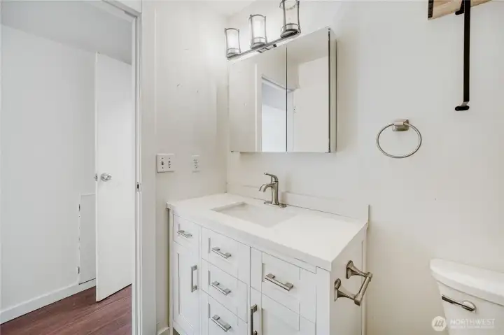 Elegant quartz counters and tile surround make this full bathroom feel brand new in Redmond’s sought-after Union Hill neighborhood.