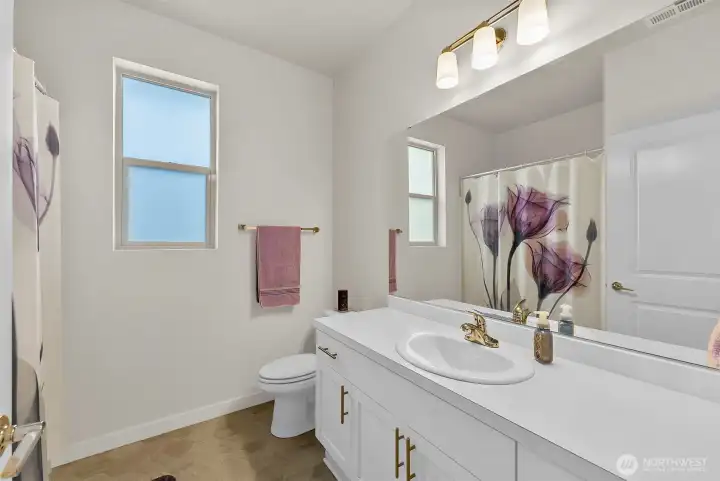 Bathroom between bedrooms 1&2 - Look at all the counterspace!