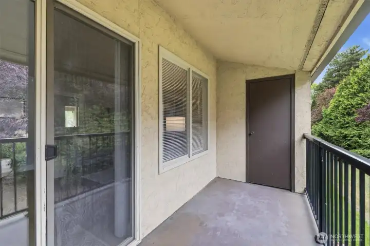 Balcony w/ storage
