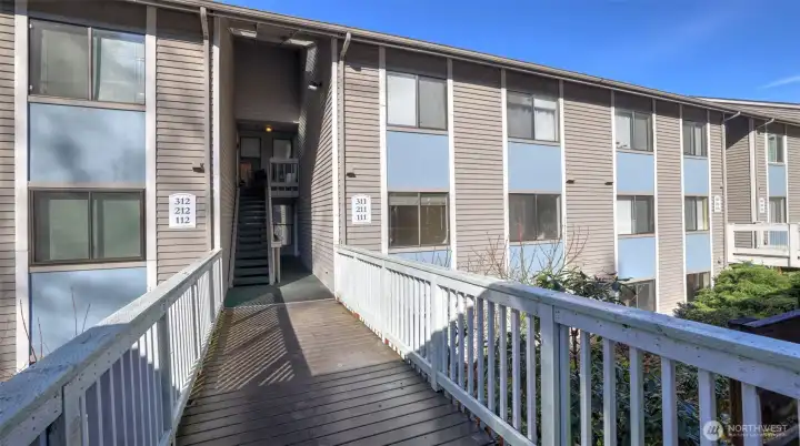 Conveniently located condo situated on Lea Hill is waiting for you to call this home!