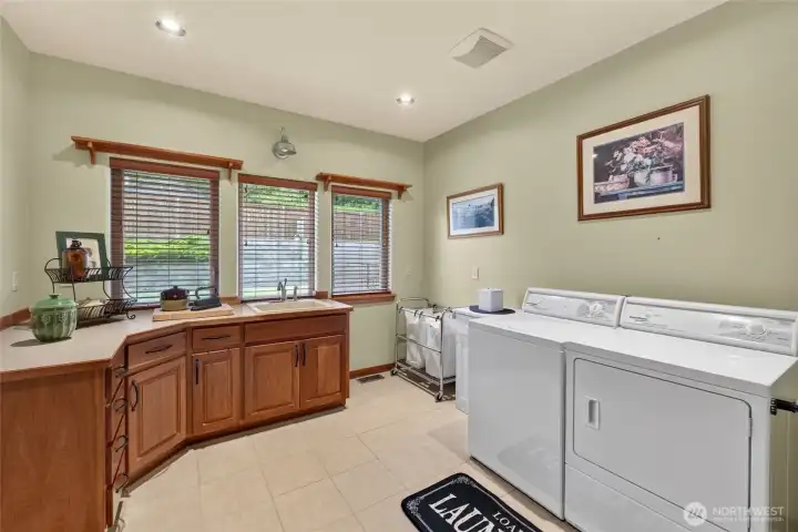 Huge Laundry room Huge Laundry room