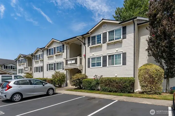 Exterior view of the well-maintained Bluegrass Condominiums building in Everett, WA, minutes from I-5, Boeing, and Everett Mall.