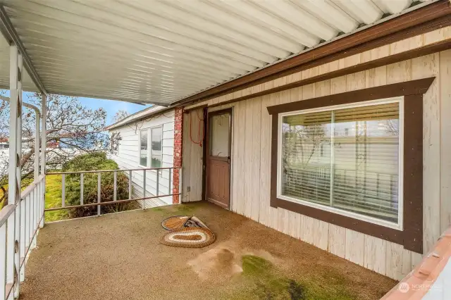 Covered porch!