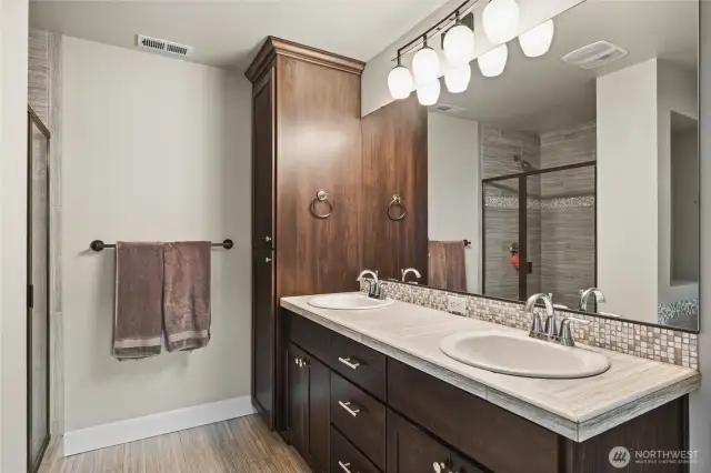 Primary En-Suite Bathroom