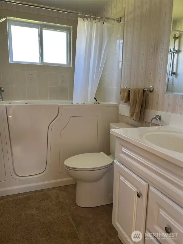 Bath has walk in tub
