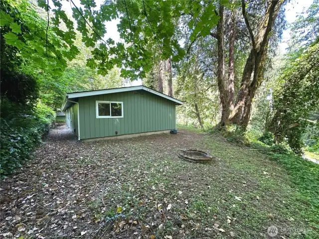 Fire pit area to the left of the far unit!