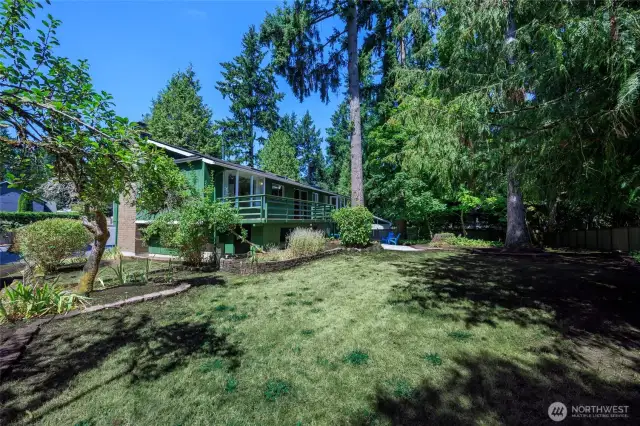 Plenty of space for entertainment and lawn games.