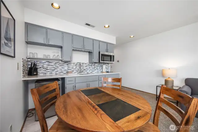 16-8 Dining & Kitchenette