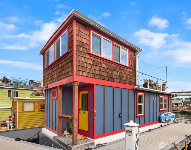 Welcome to Hah Choo! One of the most livable houseboats in Seattle. Designed by Thomas Bailey, this historic and impeccably maintained home is located on Lake Union along the Burke Gilman Trail in Wallingford.
