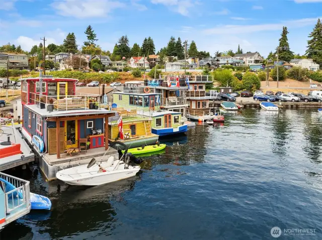 This houseboat is located in the heart of the city - along the Burke Gilman - just a short bike to the Fremont Sunday Market or an easy commute downtown.