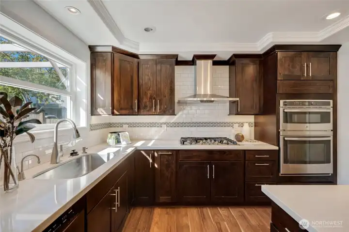 The kind of kitchen that brings everyone together and keeps them there.