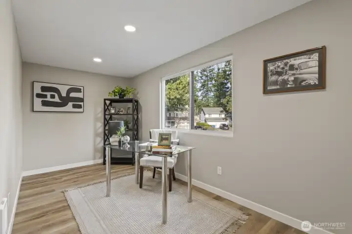 4th bedroom or office space?? You choose!