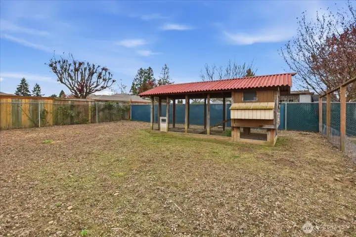Fresh eggs anyone?  Fully fenced chicken coop.