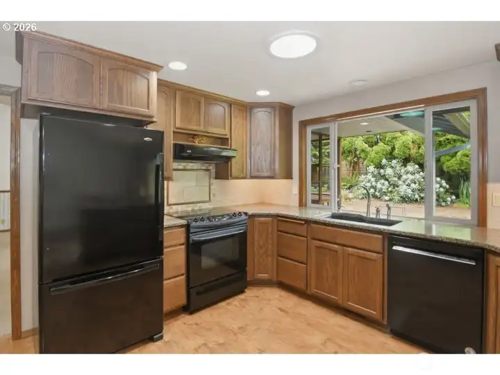 Refrigerator, built in range, dishwasher, quartz, eating bar, and range hood.